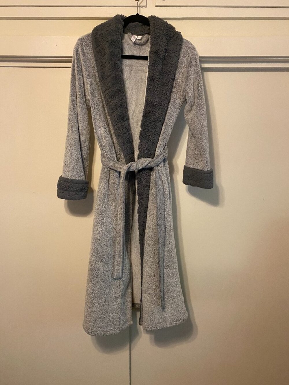 Soft, Joyspun gray & white plush fleece robe w/pockets & tie, size L (12/14)